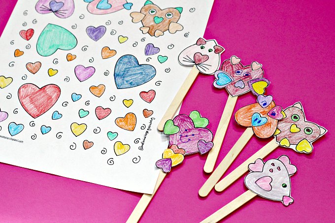 How to make heart animal craft puppets with a free coloring page.