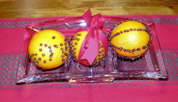 Pomanders - a fun fine motor activity for kids during the holidays